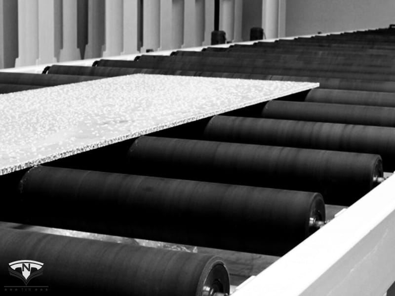 Băng tải với con lăn bọc cao su