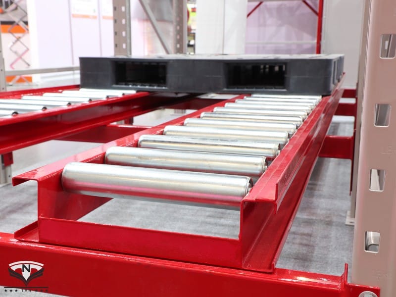 Băng tải con lăn tự do vận chuyển khay nhựa