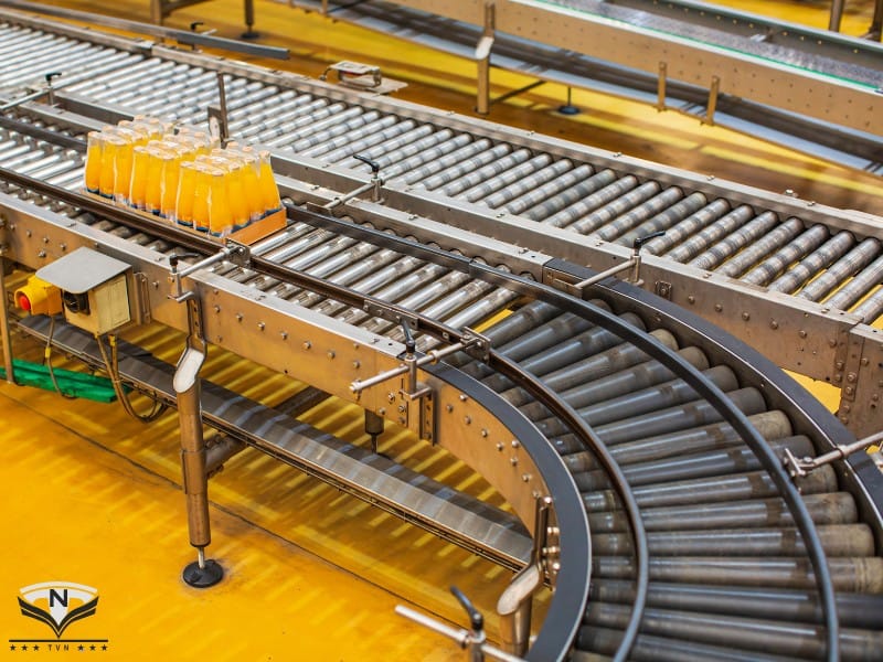 Băng tải góc cong con lăn côn trong nhà máy sản xuất nước ngọt