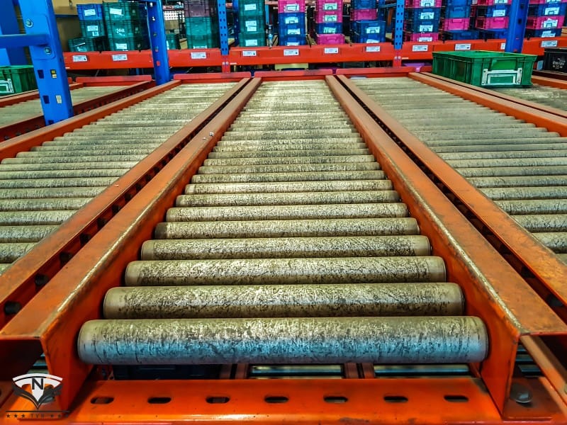 Bụi bẩn tích tụ trên con lăn và băng tải