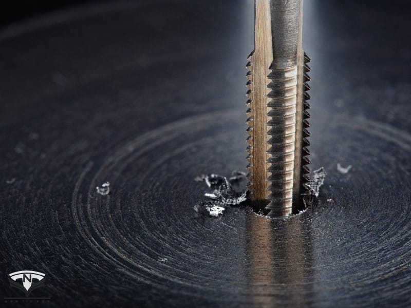 Mũi taro đang thực hiện quá trình taro ren trong lỗ khoan