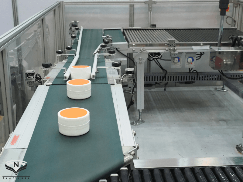 Băng tải hoạt động trong nhà máy 