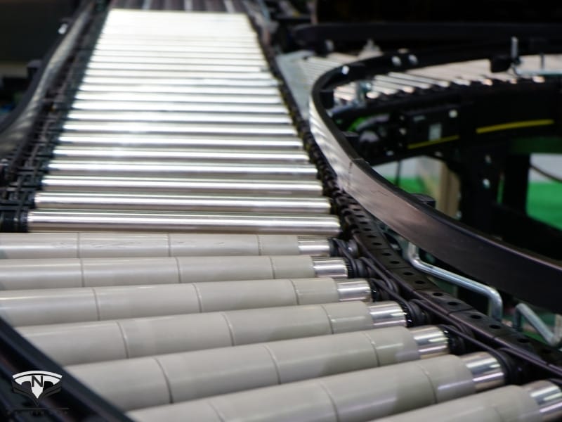 Dây chuyền sản xuất với băng tải con lăn inox