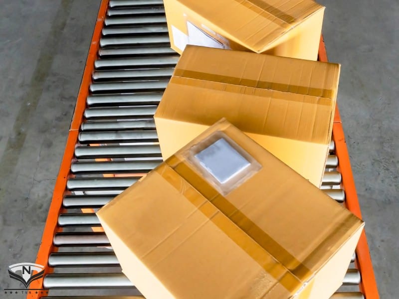 Hàng hoá ùn tắc trên băng tải con lăn truyền thống