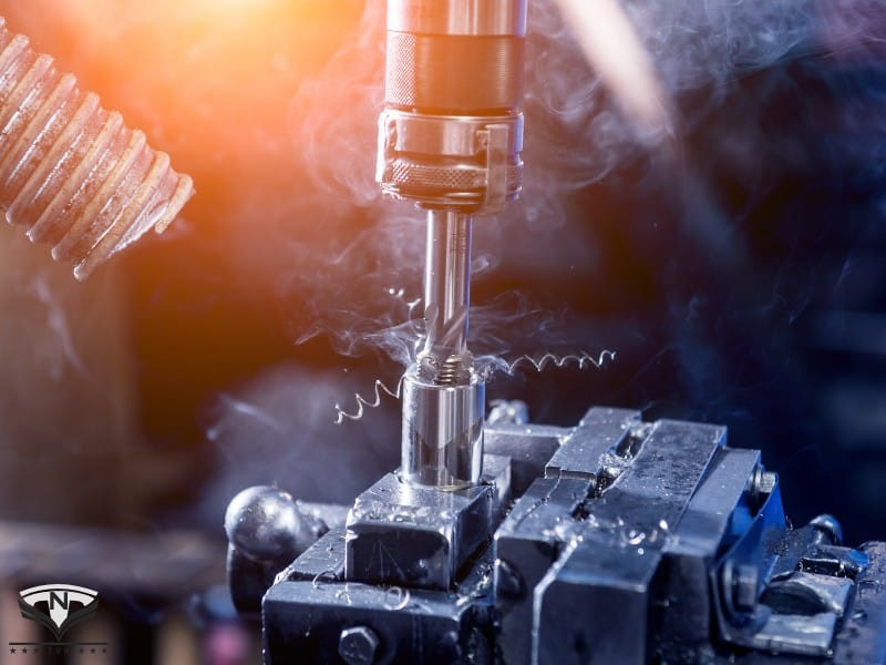 Máy khoan taro đang tạo ren trong cho đầu trục con lăn