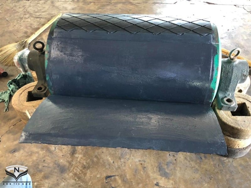 Lớp cao su giúp rulo tăng ma sát, bám dính vào dây belt tốt hơn