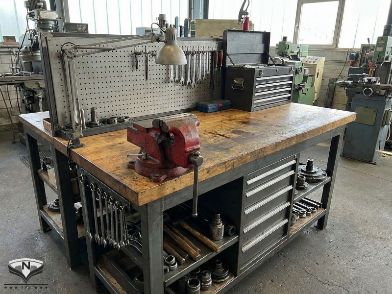 Bàn thao tác gỗ cho nhà xưởng cơ khí