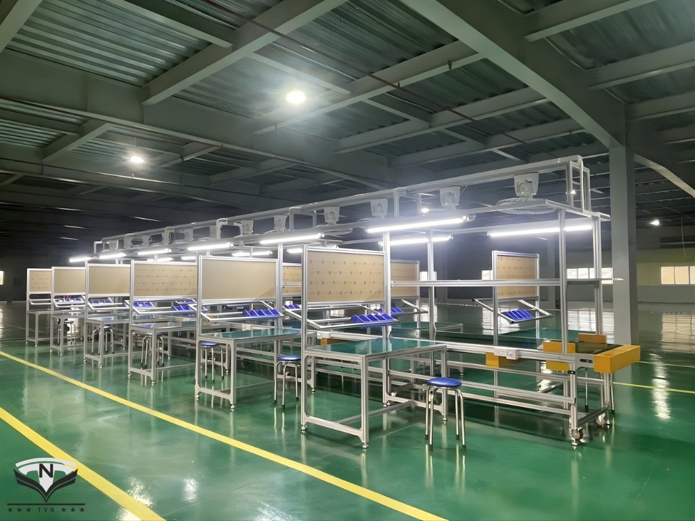 Bàn thao tác công nhân nhà xưởng