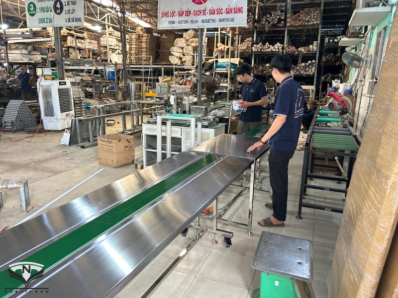 Bàn thao tác lắp ráp 2 bên băng tải