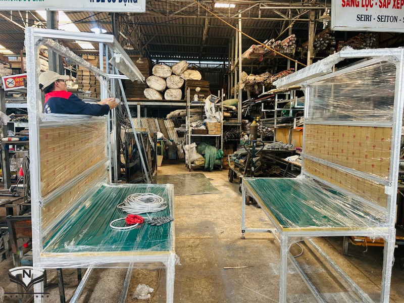 Bạn thao tác khung nhôm được TVN thiết kế riêng cho khách hàng