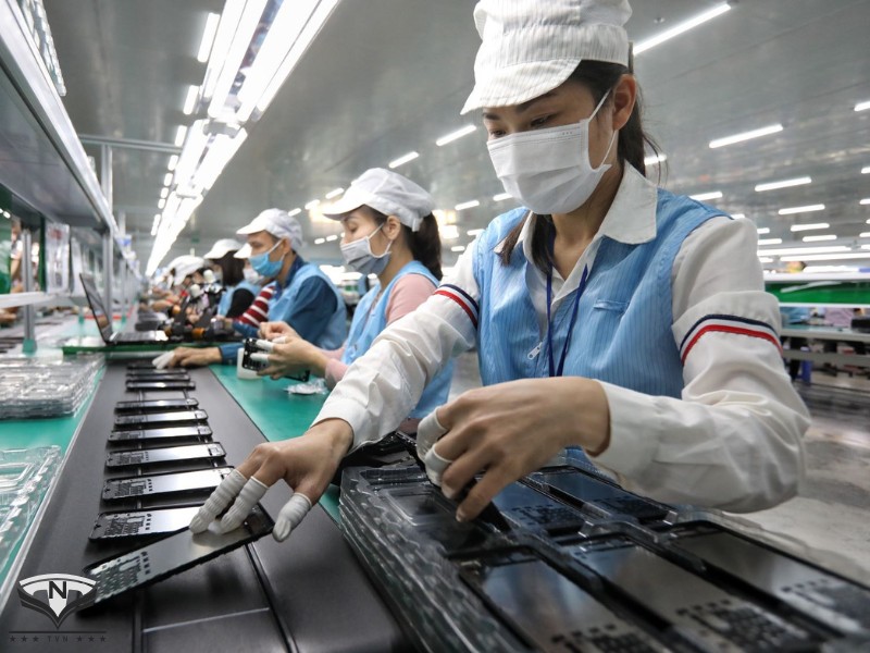 Công nhân làm việc trên bàn thao tác chống tĩnh điện