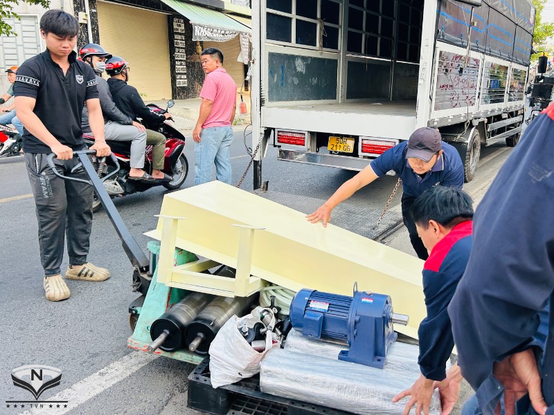 Giao hàng bàn thao tác, con lăn và băng tải cho khách hàng