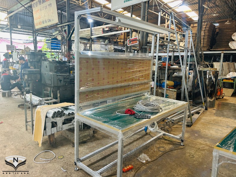 Mẫu bàn thao tác khung nhôm định hình