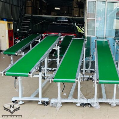 Băng tải nghiêng PVC xanh tron tăng đưa chân sắt