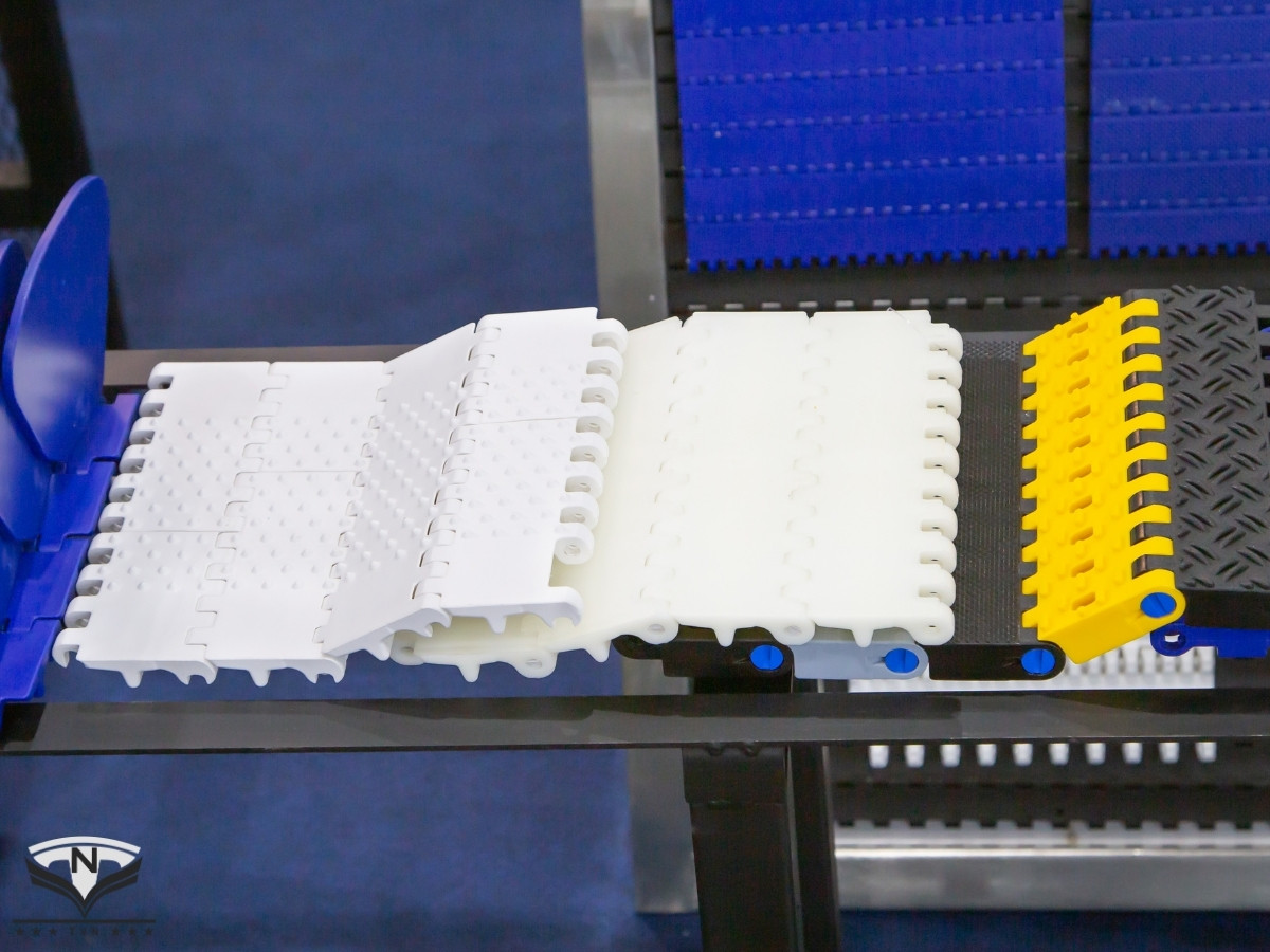 Băng tải xích nhựa với thiết kế hở giúp thoát nước nhanh chóng trong chế biến thủy sản